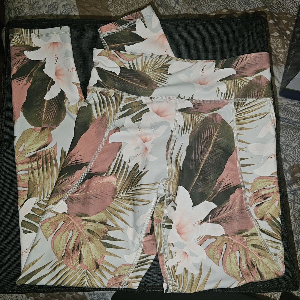 Old Navy Active Floral & Leaf Print Leggings